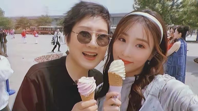 赵丽颖|赵丽颖新剧花絮引热议，扇张凯丽女儿巴掌力度大，上前抚摸遭拒绝