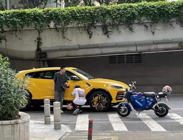 广州小伙骑车撞伤兰博基尼下跪哭求,车主好心放过,小伙高调炫耀