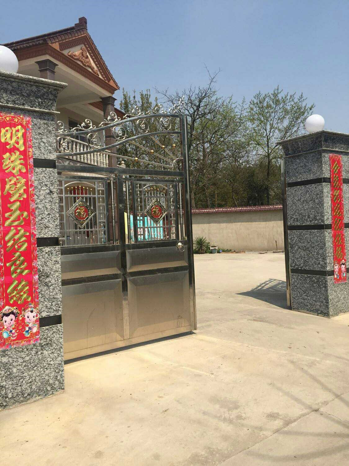 闺蜜的农村婚房,说是全村最豪华的,但卫生间这样不尴尬吗?