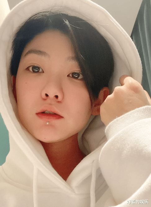 明星素颜|“黑婚纱新娘”晒素颜照，婚后4年被磨平了棱角，网友：眼里无光