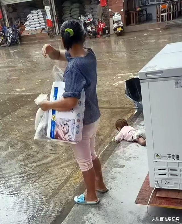 女子任由孩子趴在地上玩泥水,52岁还想博儿子,已经生了4个小孩