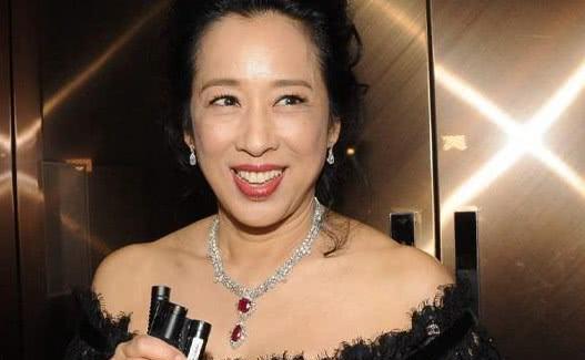 朱玲玲|罗康瑞儿媳低调现身，挺孕肚上班状态不错，朱玲玲即将当奶奶