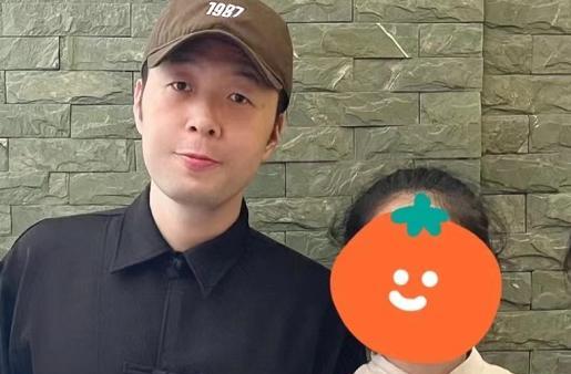 杜海涛 杜海涛瘦身后亮相遭嘲笑，与粉丝嘟嘴卖萌合照，网友：换汤不换药