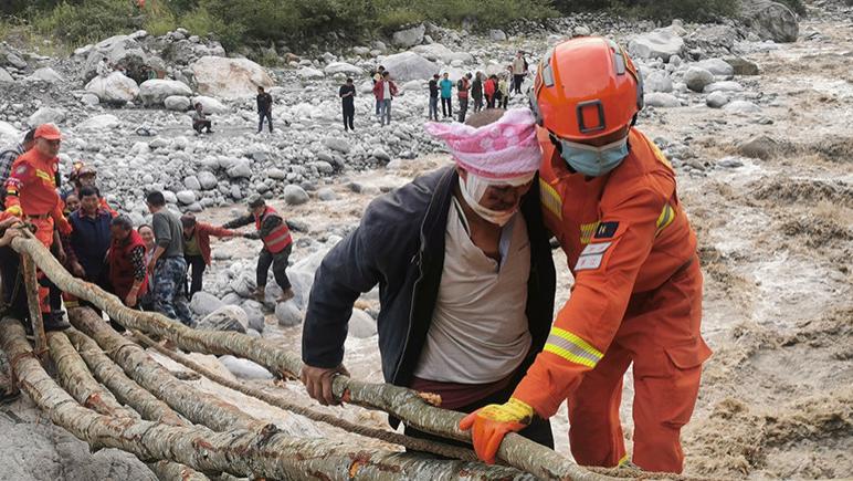 四川省|四川地震明星捐款金额曝光，韩红基金会捐款400万，李宇春让人泪目