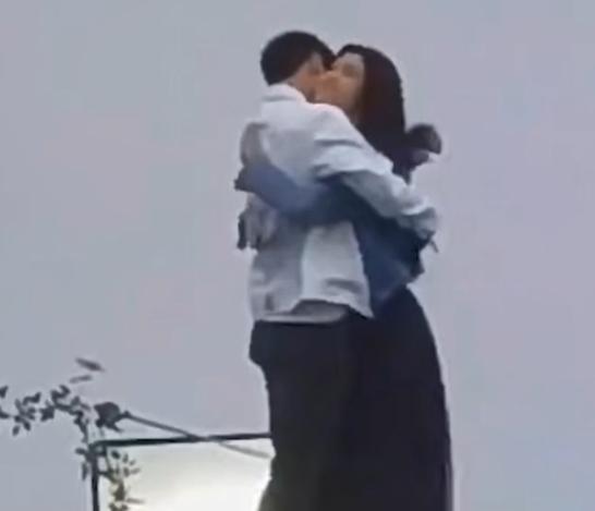 杨洋|杨洋求婚王楚然!郎才女貌,荣耀夫妇已成过去