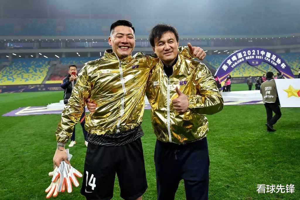 上海申花|尷尬！海港遭嘲諷“雙亞王”，申花悍將調(diào)侃“成績(jī)穩(wěn)定”