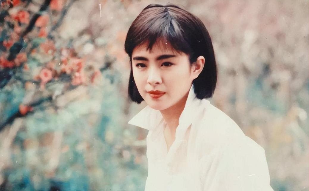 张敏 23岁张敏遇上24岁周慧敏,这10位女星的20几岁,美得不可一世