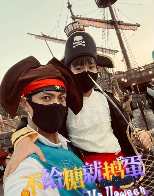 吴尊|吴尊刘畊宏两家庆万圣节，12岁NeiNei又高又瘦，身高已紧近妈妈