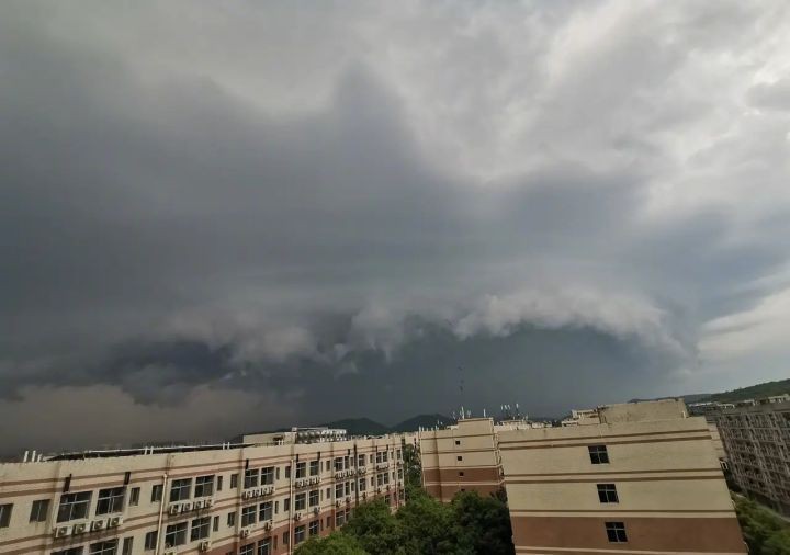 预示着什么?长沙现“下击暴流”诡异现象!