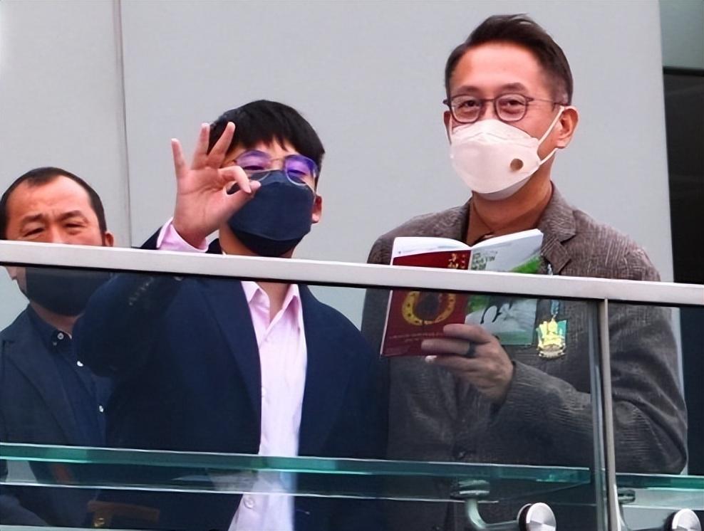 李嘉欣|李嘉欣没嫁错人,许晋亨牵着她手现身马场,对刘銮雄爆料无动于衷