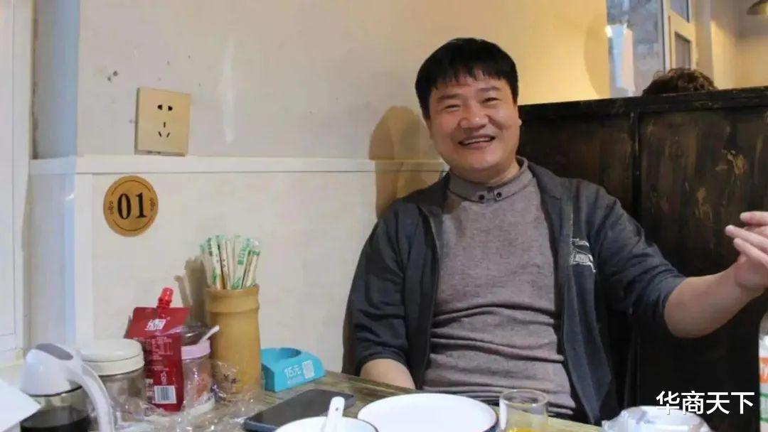 泯然众人的老陈哭穷卖惨,收到打赏立马摇头摆尾,终究成了陈子