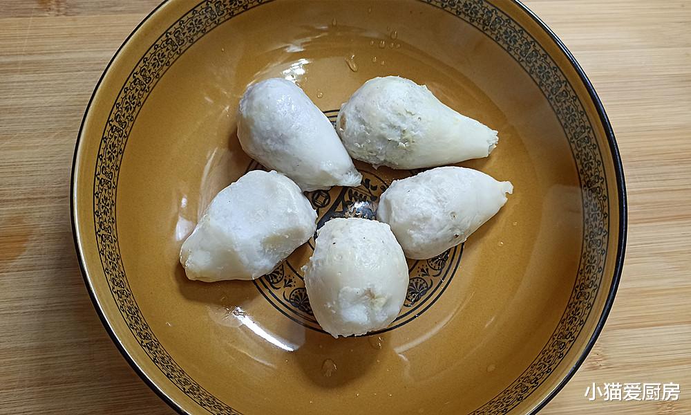 把芋头做成丸子汤太香了，个个软糯Q弹汤鲜味美，冷天来一碗舒服