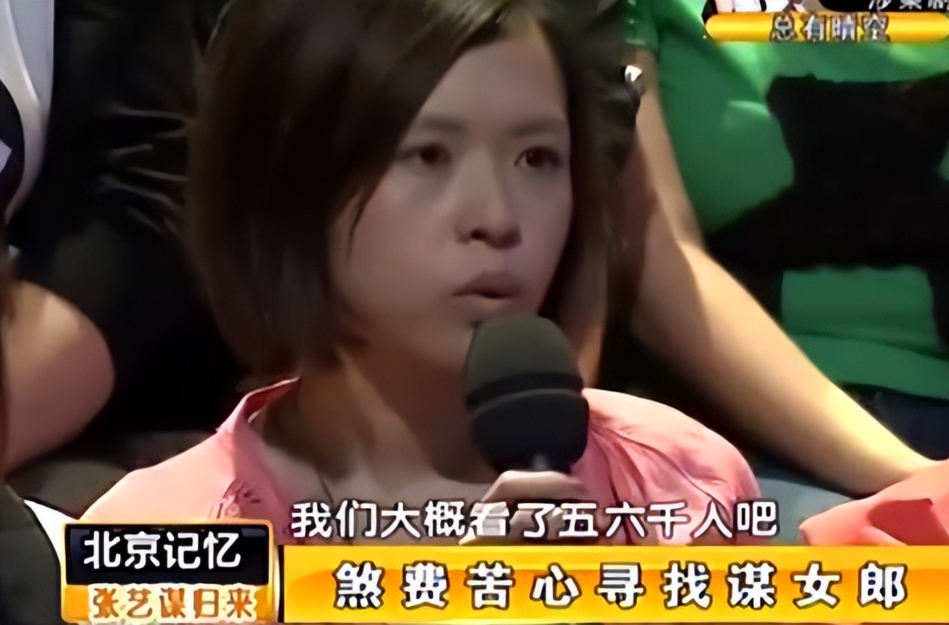 张艺谋|72岁张艺谋片场哄小孩!抱娃笑出一脸褶子,皮肤黝黑胳膊肌肉紧实