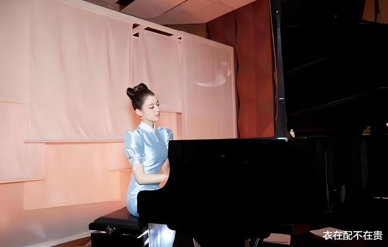 本以为郎朗老婆穿不了旗袍，当配了蝴蝶结盘发后，反而穿出公主范