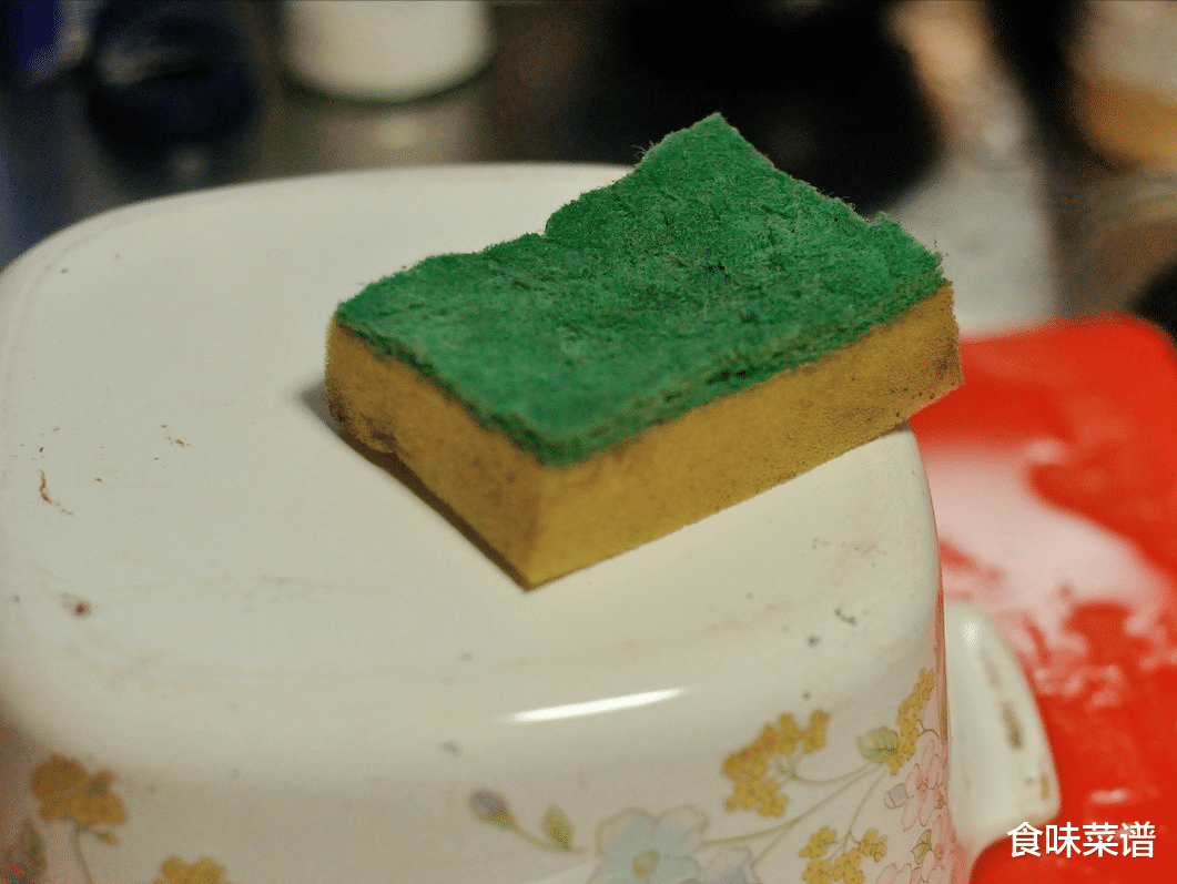 锅底烧糊了,钢丝球都擦不掉?教你一个小妙招,脏锅立马焕然一新