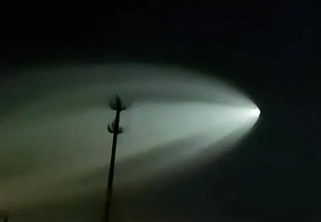 地球暴露了？不明飞行物现身新疆夜空！那是一道巨大的扇形光束