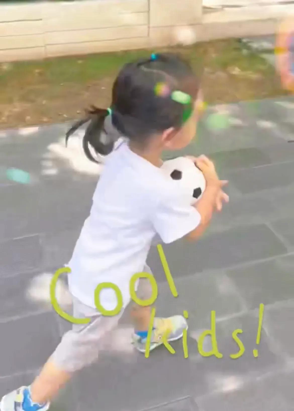 陈小春|应采儿晒俩儿子动态,hoho当哥哥小跟班,Jasper摸弟弟脑袋好有爱