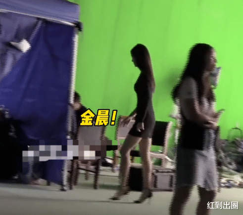 |31岁金晨拍广告瘦成纸片人！穿紧身裙曲线突出，一双长腿又白又细