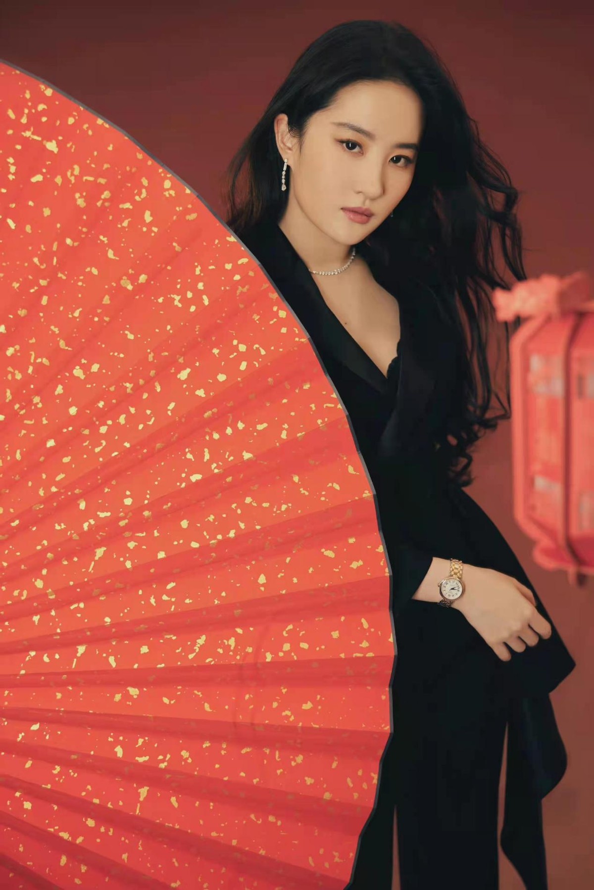 刘亦菲|刘亦菲高调出席活动！穿珍珠裙瘦出蚂蚁腰造型封神，比走红毯还拼