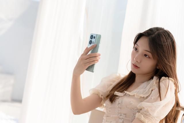 oppo reno|小姐姐上手Reno8超大杯，犀利点评三长一短是什么意思？