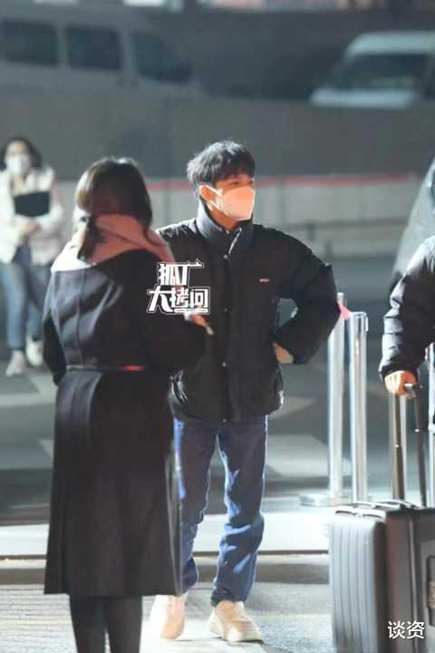 马丽|央视春晚第三次联排，沈腾马丽穿同款羽绒服，吴磊穿红大衣，还有状态超好的他们