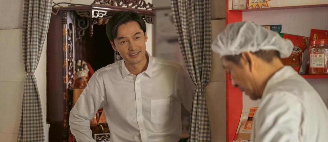 胡歌|胡歌罕见更新动态,晒出剪刀手图片,疑似县委大院定档国庆