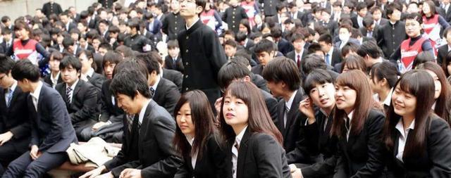 求职|“三无毕业生”含泪控诉：“一线城市没有发展，回老家又没面子”