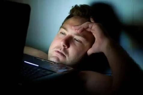 疾病|鼻毛外窜的男人，有何不同之处？鼻毛变白说明了什么？涨知识了