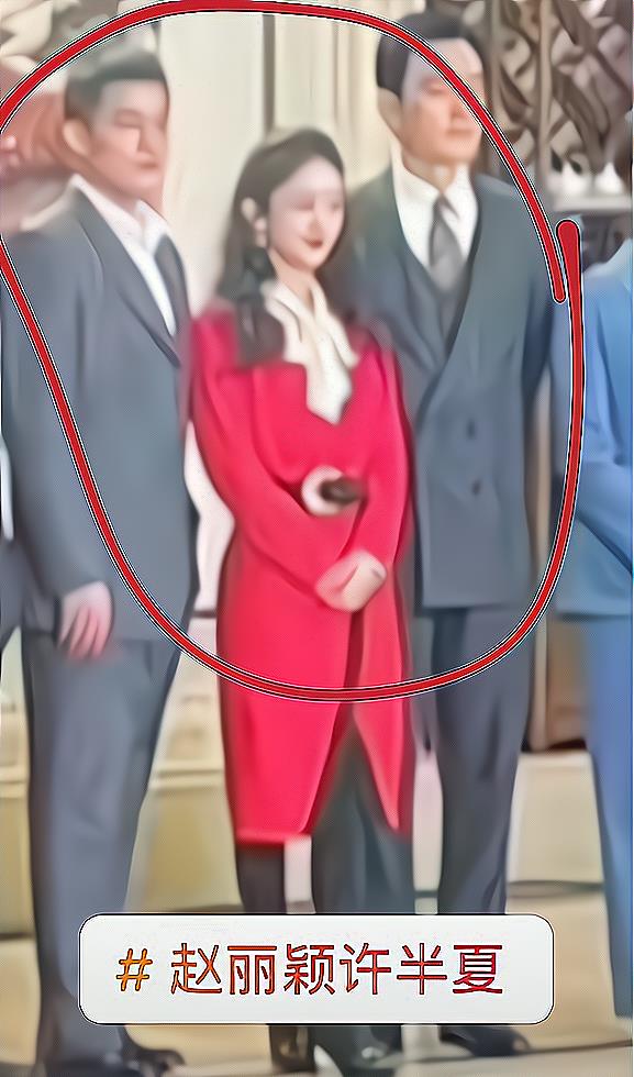 赵丽颖|赵丽颖新剧穿“一身红”像大佬!站在C位拍合影,身高却是最矮的