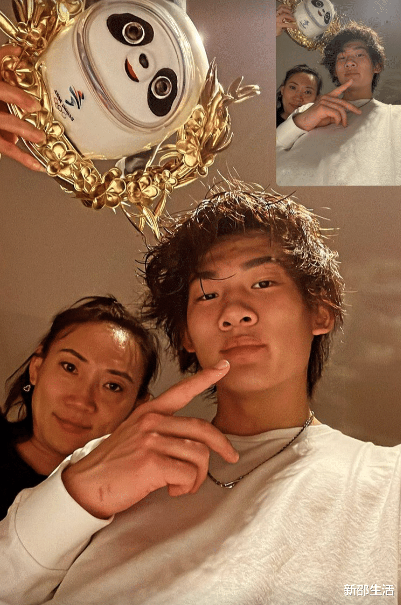 |更帅了！苏翊鸣剪掉长发了，晒与母亲合照，直言：最美的女人