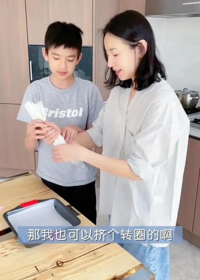 董洁|董洁下厨做美食，儿子顶顶故意不捧场，母子俩“斗嘴式”互动可爱