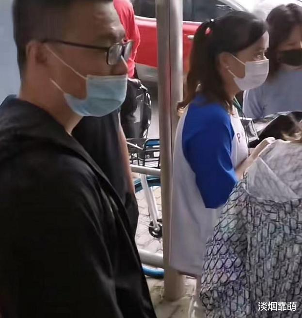 女子露宿街头引路人“围观”,道出原因后,网友怒了