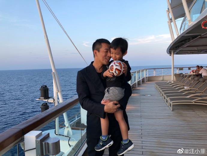 汪小菲|汪小菲抱顾客家小男孩满眼父爱,亲吻脸颊好开心:很久没抱孩子了