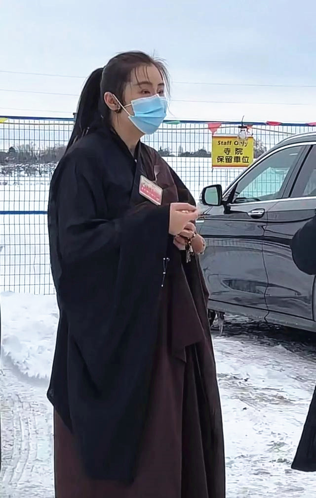 王祖贤|54岁王祖贤罕见曝光，身着海青服手握佛珠，身材略胖颜值不减