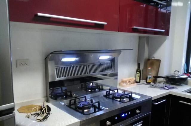 油烟机不止有顶吸和侧吸,近两年流行的下吸和“7字”更适合中餐