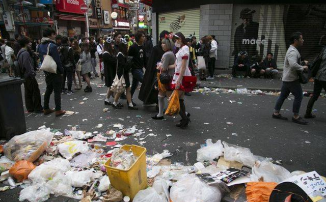 香港|香港夫妻月入六万却坚持移民,结果只能在英国送外卖和工厂打包