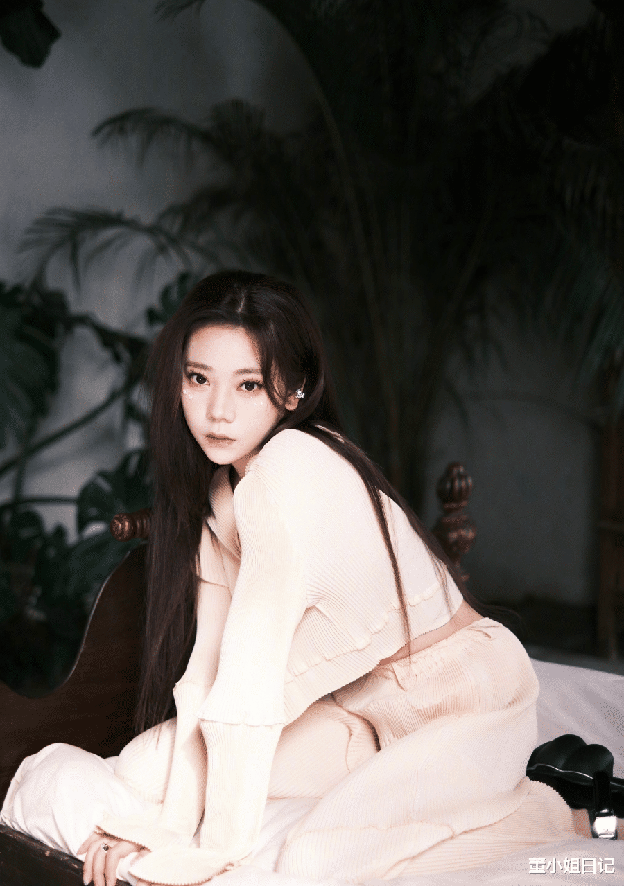 化妆 紫宁的果冻妆容,轻盈灵动闪闪发光,如春光般明媚动人!