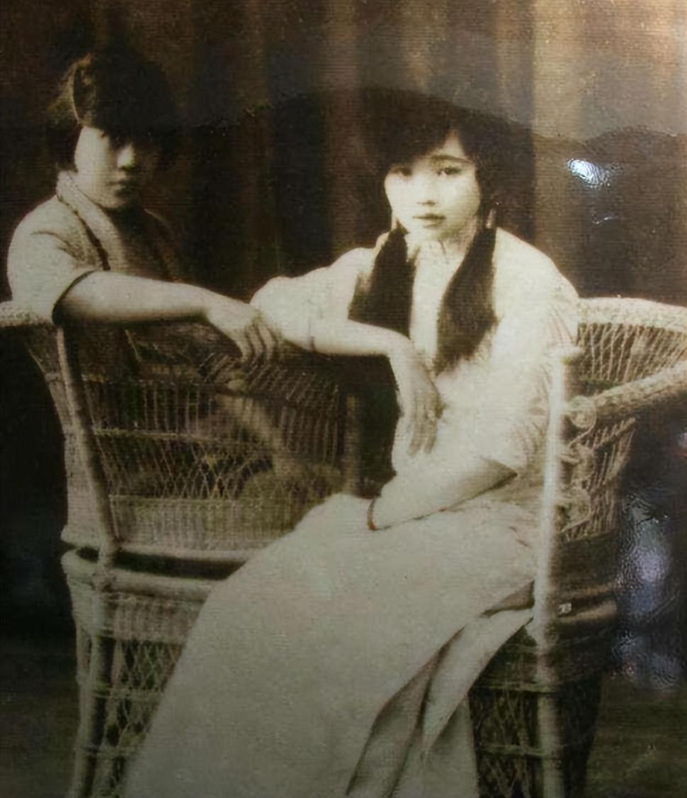16岁傍上川南王的凌君如,晚年却身穿一件大红破毛衣,四处流浪