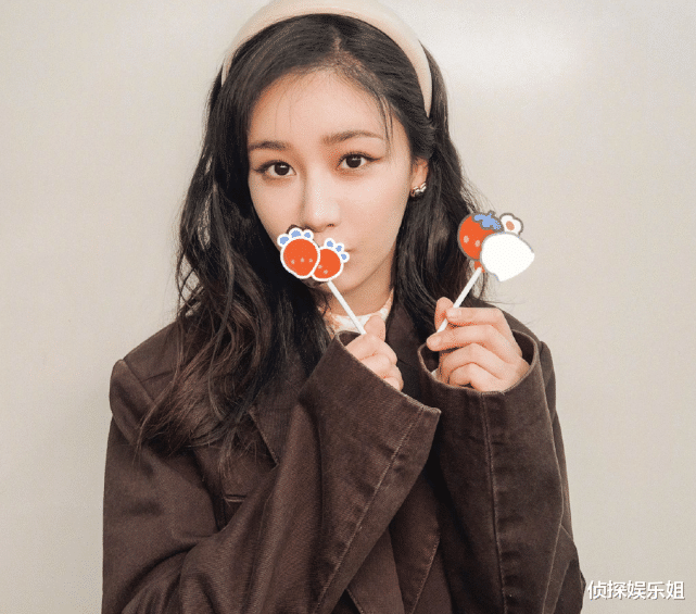 杨紫|杨紫晒30岁庆生照，披秀发灿笑明媚动人，三十而立尽显成熟美