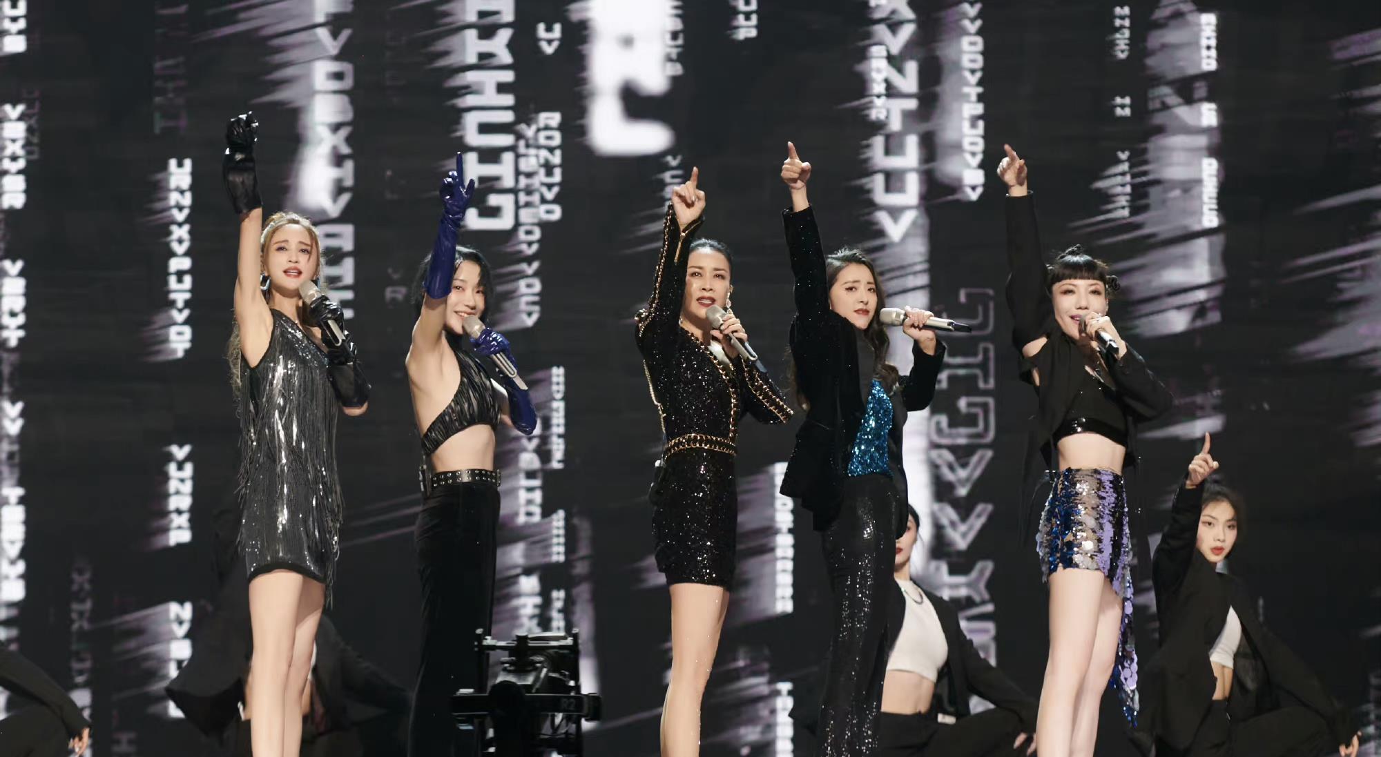 姐姐|乘风破浪成团夜，造型师审美上线，除了芭比粉其他造型原地封神