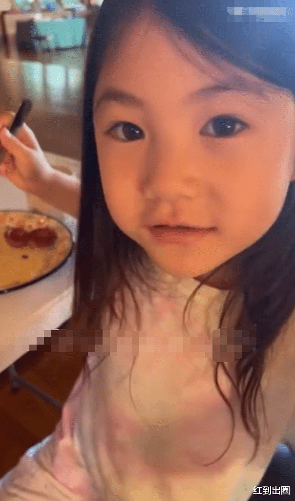 陈冠希|陈冠希带娃直播引热议！胡子拉揸略显老气，和5岁女儿嘴对嘴亲吻