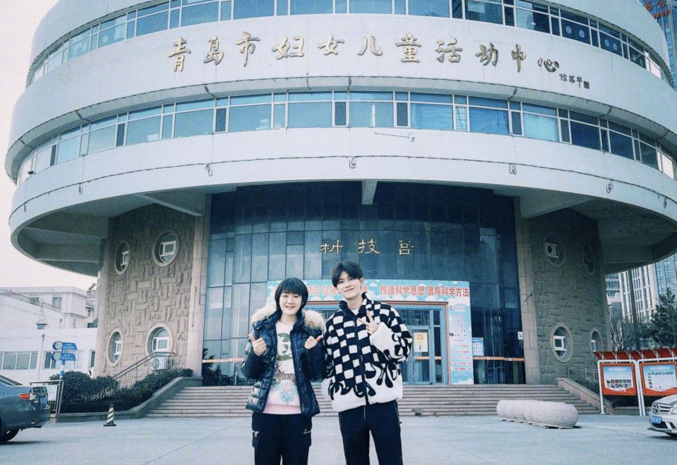 穿衣搭配 陈梦与任嘉伦同框,穿黑羽绒服配短发像邻家小妹,万元粉卫衣抢镜