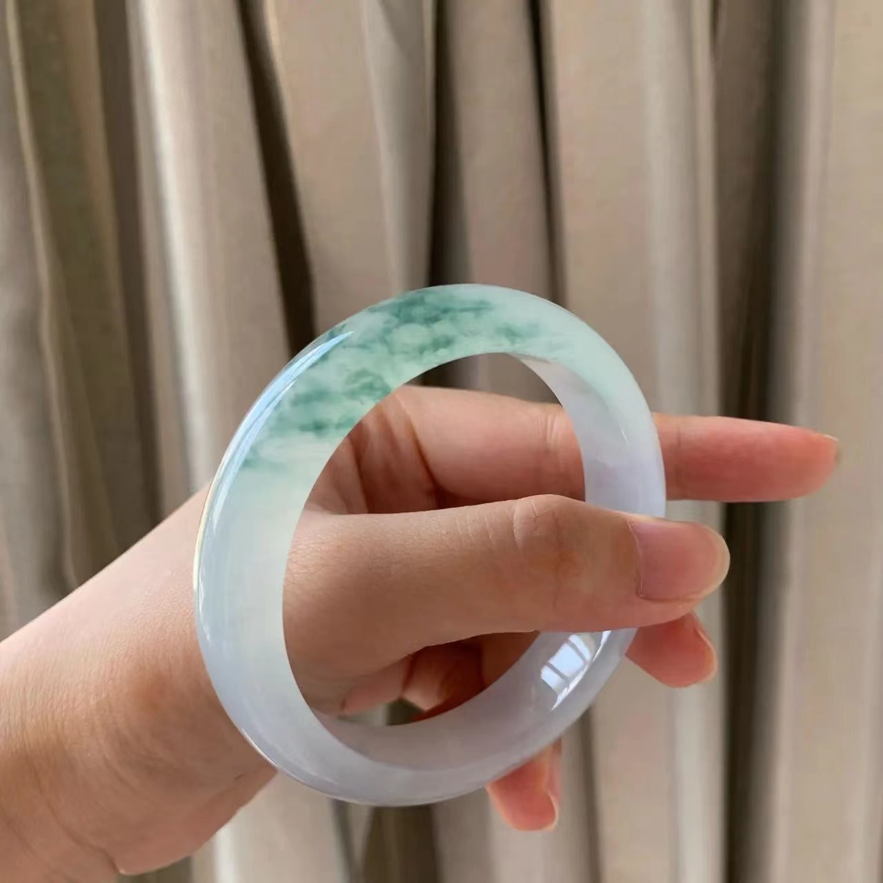 翡翠手镯|这是昭姐找阿强定做的~ 也是昭姐特意选的翡翠料子~