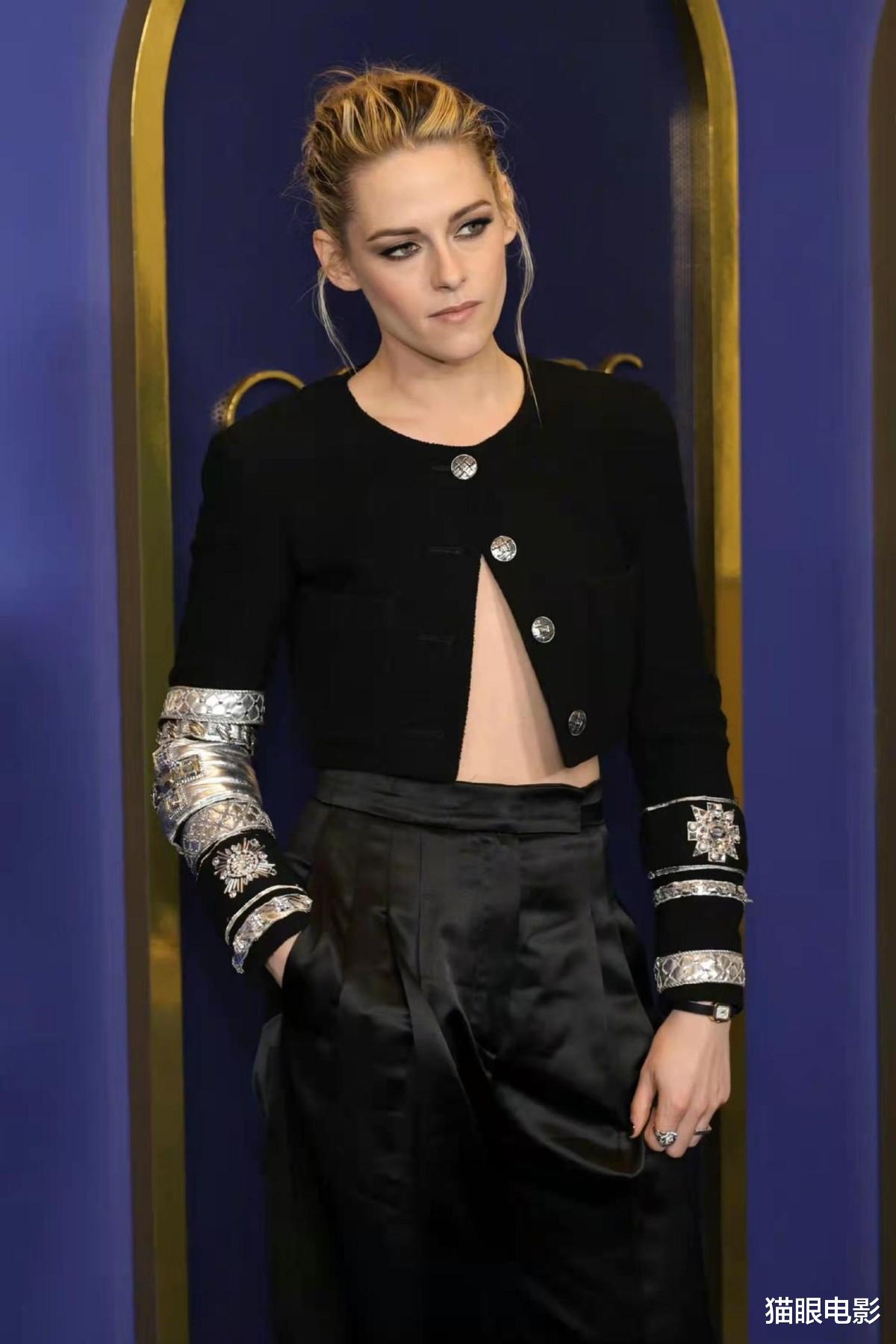 本尼迪克特·康伯巴奇|32岁小k太惊艳!化烟熏妆单手插兜桀骜不驯,网友:美得毫不费力