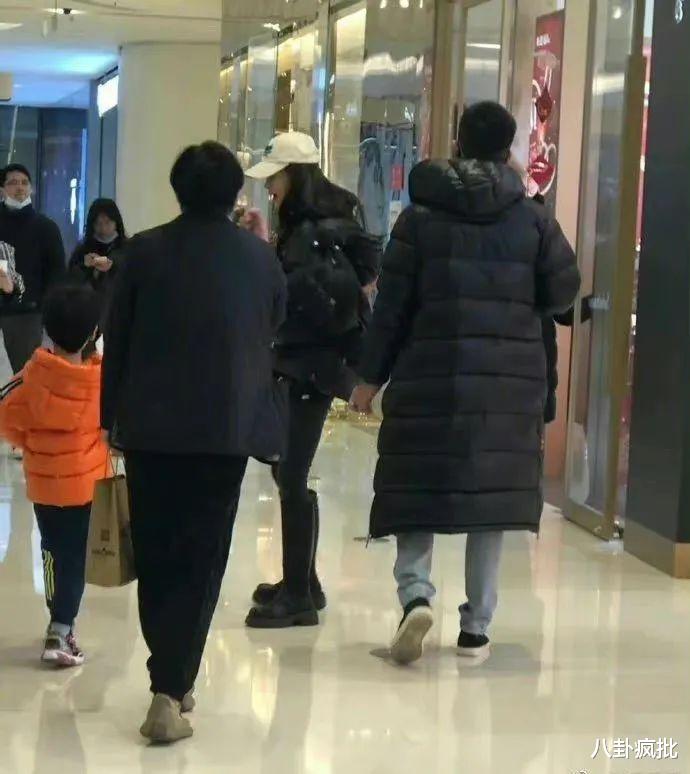 肖战|肖战行踪被泄露？何炅落魄？白敬亭拒绝综艺？AB营销小海绵？