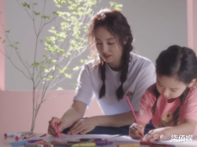 董璇|董璇分享亲子时光,与酒窝扎同款麻花辫,母女俩似一个模子刻出来