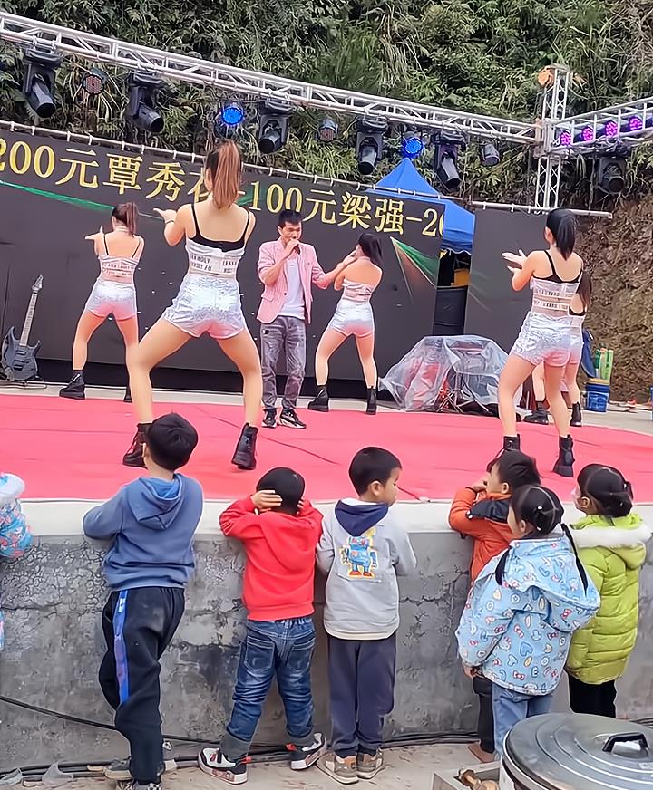 女子穿着短裤跳辣眼舞蹈,小孩在下面看得津津有味,家长呵呵傻笑