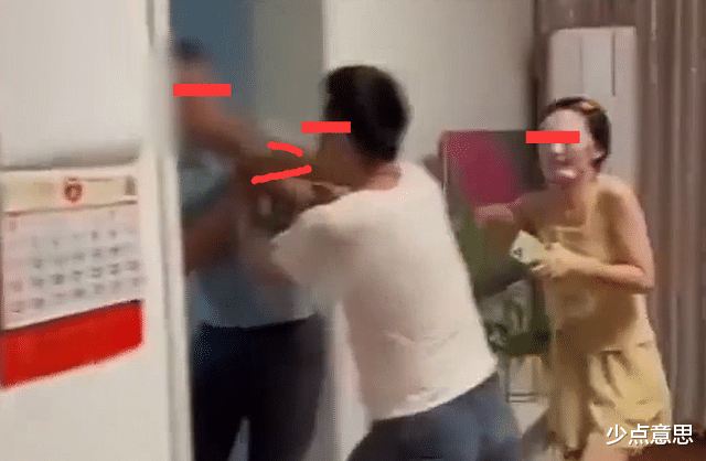 男子假扮物业破门而入,发现妻子带男人回家,果然和邻居说的一样