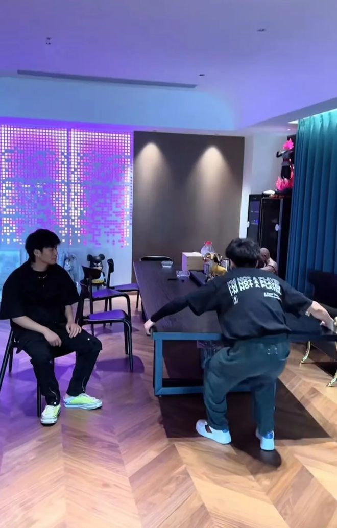 疯狂|网红疯狂的小杨哥：3000万在国外定制模型钢铁侠，光运费就500万