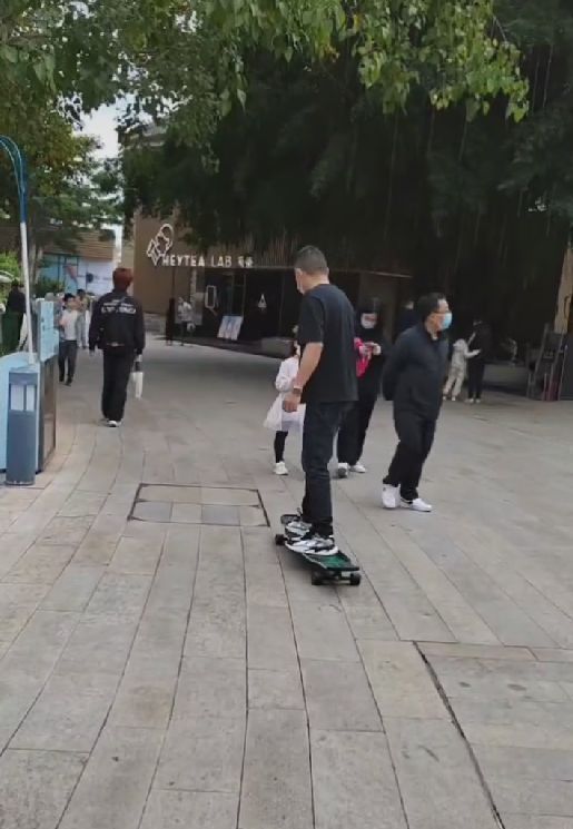 |孙卓一家五口玩滑板,卓宝变洋气没认出来,孙海洋动作缓慢遭嫌弃